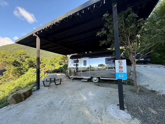 尖石天空小木屋露營區｜獨家8折起！寵物友善、高海拔、鄰近青蛙石天空步道-【虹夕伴山】 露營車 C2-1