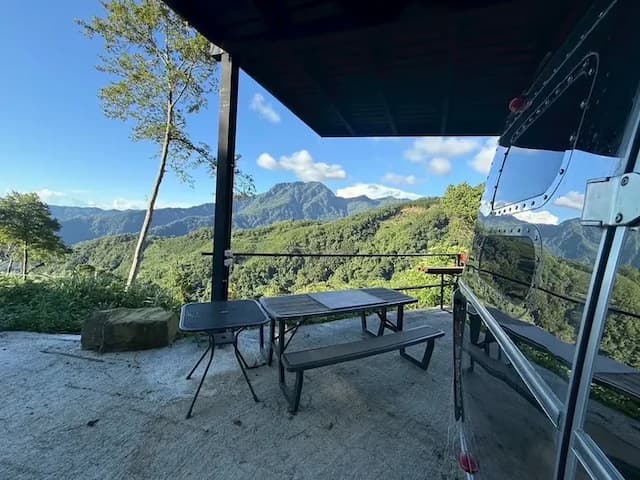 尖石天空小木屋露營區｜獨家8折起！寵物友善、高海拔、鄰近青蛙石天空步道-【虹夕伴山】 露營車 C2-7