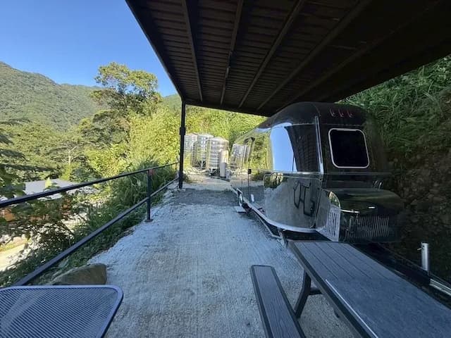 尖石天空小木屋露營區｜獨家8折起！寵物友善、高海拔、鄰近青蛙石天空步道-【虹夕伴山】 露營車 C3-1