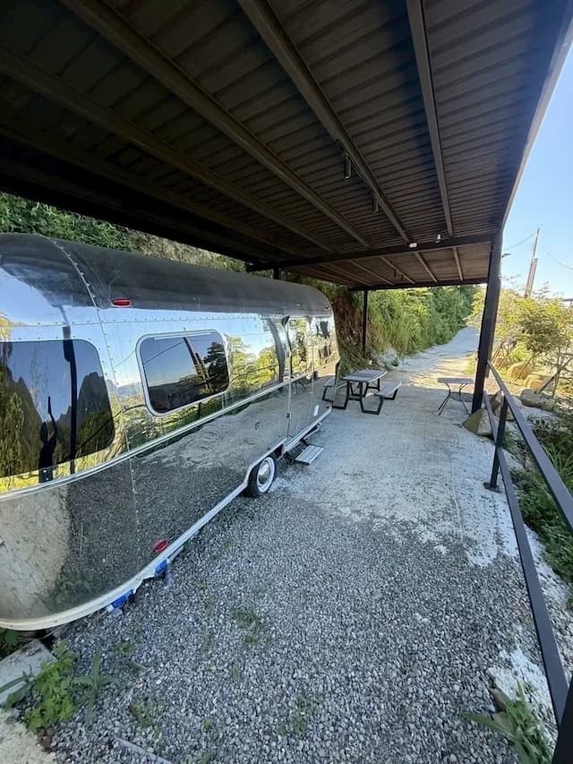 尖石天空小木屋露營區｜獨家8折起！寵物友善、高海拔、鄰近青蛙石天空步道-【虹夕伴山】 露營車 C3-2