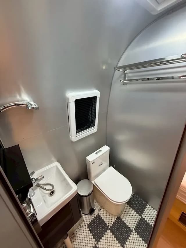 尖石天空小木屋露營區｜獨家8折起！寵物友善、高海拔、鄰近青蛙石天空步道-【虹夕伴山】 露營車 C3-8