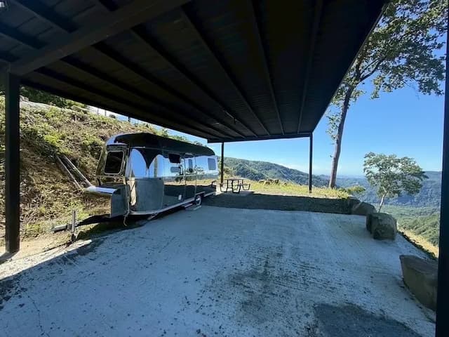 尖石天空小木屋露營區｜獨家8折起！寵物友善、高海拔、鄰近青蛙石天空步道-【虹夕伴山】露營車 C4-1