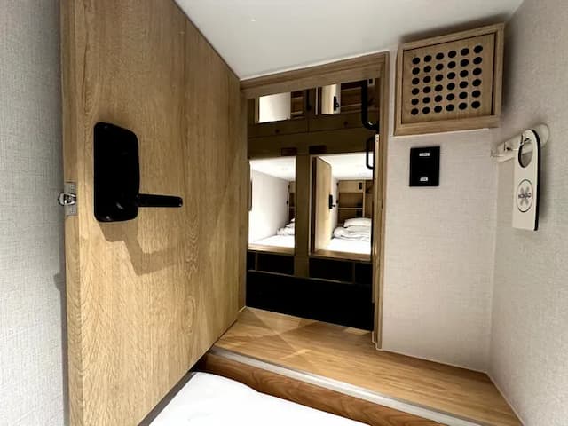 Nomad Live Hostel-男性專用宿舍房-8