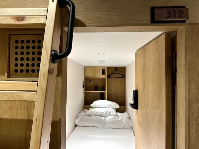 Nomad Live Hostel-男性專用宿舍房-1