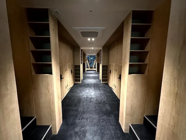 Nomad Live Hostel-男性專用膠囊房-9