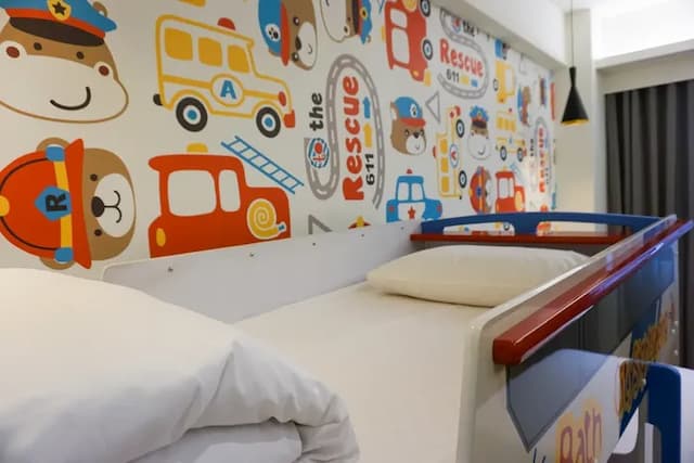 太麻里曙光渡假酒店｜限時優惠69折｜兒童遊樂場-【獨家專案】巴士主題房（一大床＋上下舖造型兒童床）-2