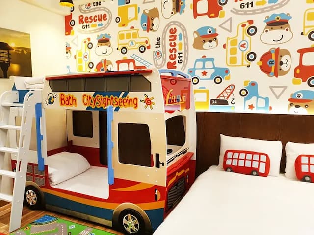 太麻里曙光渡假酒店｜限時優惠69折｜兒童遊樂場-【獨家專案】巴士主題房（一大床＋上下舖造型兒童床）-1