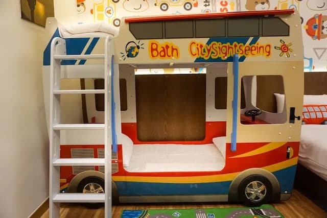 太麻里曙光渡假酒店｜限時優惠69折｜兒童遊樂場-【獨家專案】巴士主題房（一大床＋上下舖造型兒童床）-3