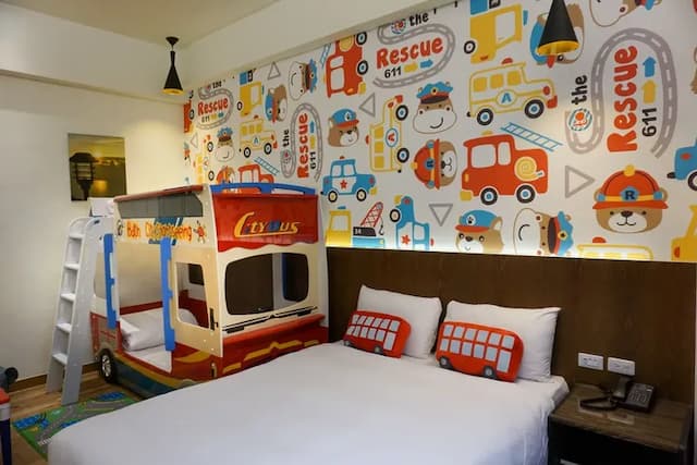 太麻里曙光渡假酒店｜限時優惠69折｜兒童遊樂場-【獨家專案】巴士主題房（一大床＋上下舖造型兒童床）-4