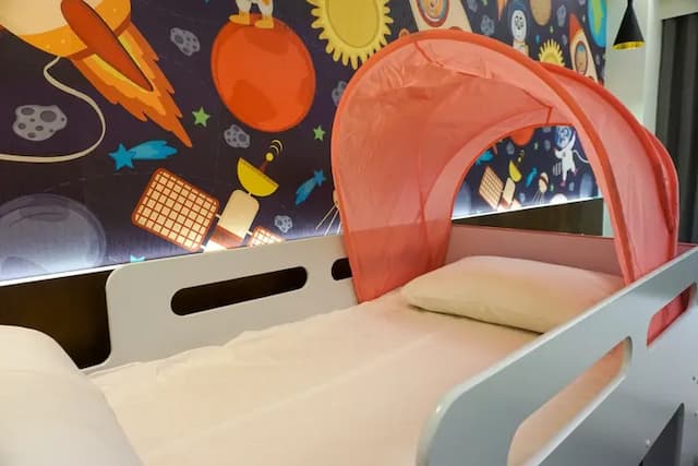 太麻里曙光渡假酒店｜限時優惠69折｜兒童遊樂場-【獨家專案】太空世界房（一大床＋上下舖造型兒童床）-4