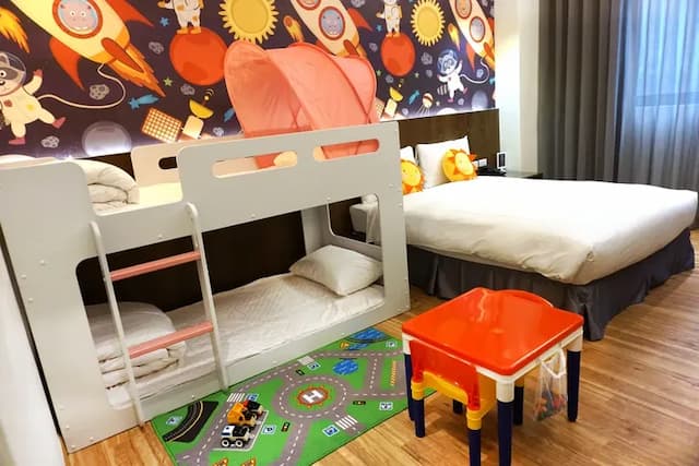 太麻里曙光渡假酒店｜限時優惠69折｜兒童遊樂場-【獨家專案】太空世界房（一大床＋上下舖造型兒童床）-2