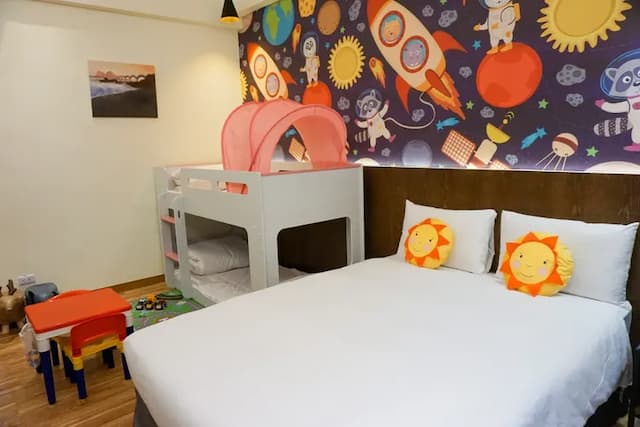 太麻里曙光渡假酒店｜限時優惠69折｜兒童遊樂場-【獨家專案】太空世界房（一大床＋上下舖造型兒童床）-1