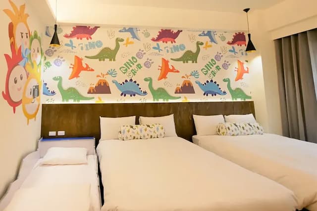 太麻里曙光渡假酒店｜限時優惠69折｜兒童遊樂場-【獨家專案】恐龍主題房（二大床＋一賽車床）-1