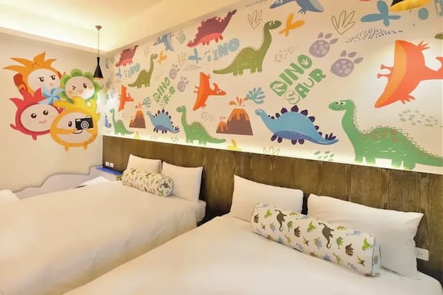 太麻里曙光渡假酒店｜限時優惠69折｜兒童遊樂場-【獨家專案】恐龍主題房（二大床＋一賽車床）-2