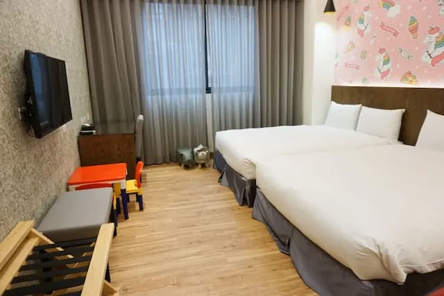 太麻里曙光渡假酒店｜限時優惠69折｜兒童遊樂場-【獨家專案】繽紛彩虹房（二大床＋一賽車床）-2