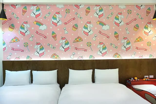 太麻里曙光渡假酒店｜限時優惠69折｜兒童遊樂場-【獨家專案】繽紛彩虹房（二大床＋一賽車床）-1