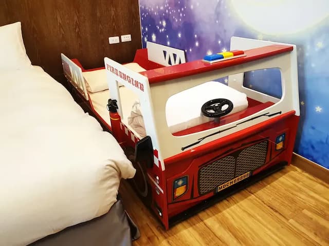 太麻里曙光渡假酒店｜限時優惠69折｜兒童遊樂場-【獨家專案】消防主題房（二大床＋一賽車床）-1