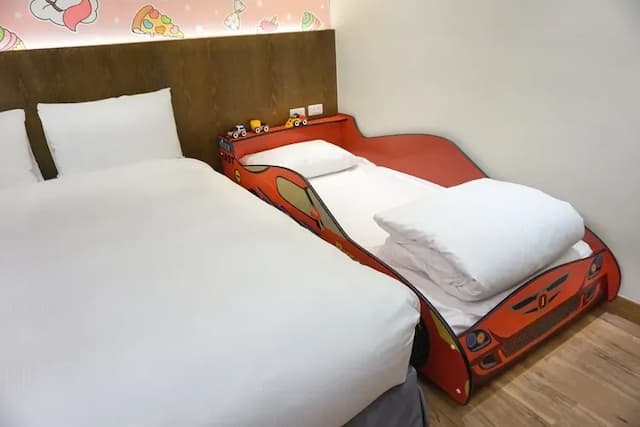太麻里曙光渡假酒店｜限時優惠69折｜兒童遊樂場-【獨家專案】紅色賽車房（二大床＋一賽車床）-1