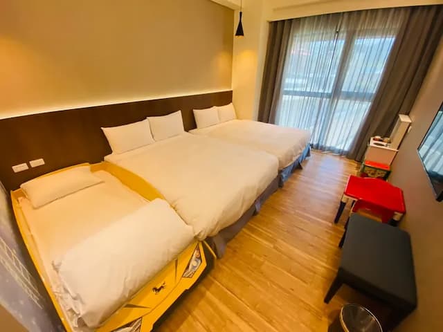 太麻里曙光渡假酒店｜限時優惠69折｜兒童遊樂場-【獨家專案】黃色賽車房（二大床＋一賽車床）-2