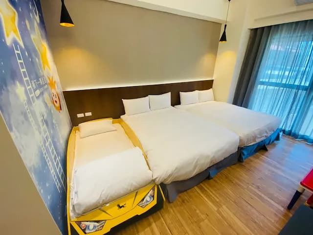 太麻里曙光渡假酒店｜限時優惠69折｜兒童遊樂場-【獨家專案】黃色賽車房（二大床＋一賽車床）-1