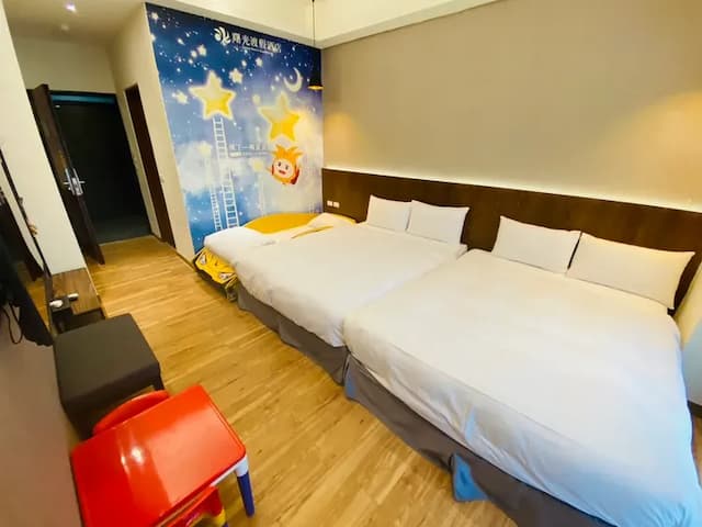 太麻里曙光渡假酒店｜限時優惠69折｜兒童遊樂場-【獨家專案】黃色賽車房（二大床＋一賽車床）-3