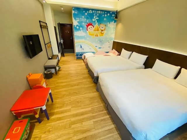 太麻里曙光渡假酒店｜限時優惠69折｜兒童遊樂場-【獨家專案】粉色賽車房（二大床＋一賽車床）-2