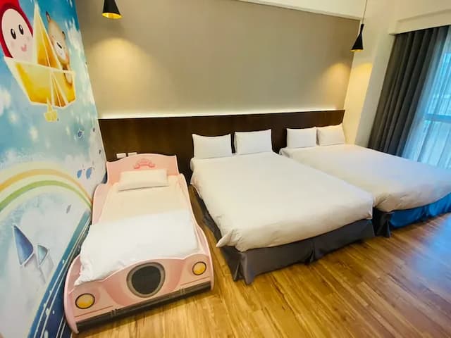 太麻里曙光渡假酒店｜限時優惠69折｜兒童遊樂場-【獨家專案】粉色賽車房（二大床＋一賽車床）-1