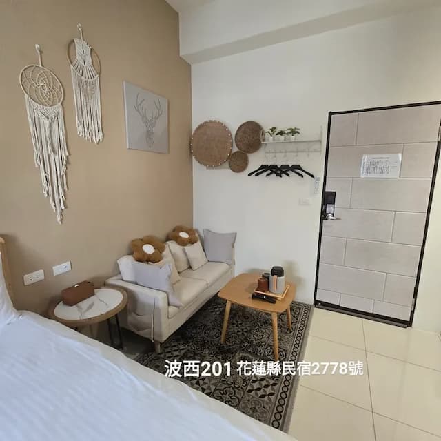 沙發休憩與掛衣區