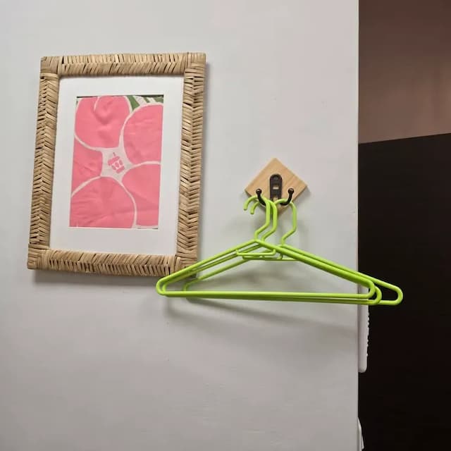 牆面掛勾與衣架，方便吊掛外套、衣物或包包，保持房內整潔。