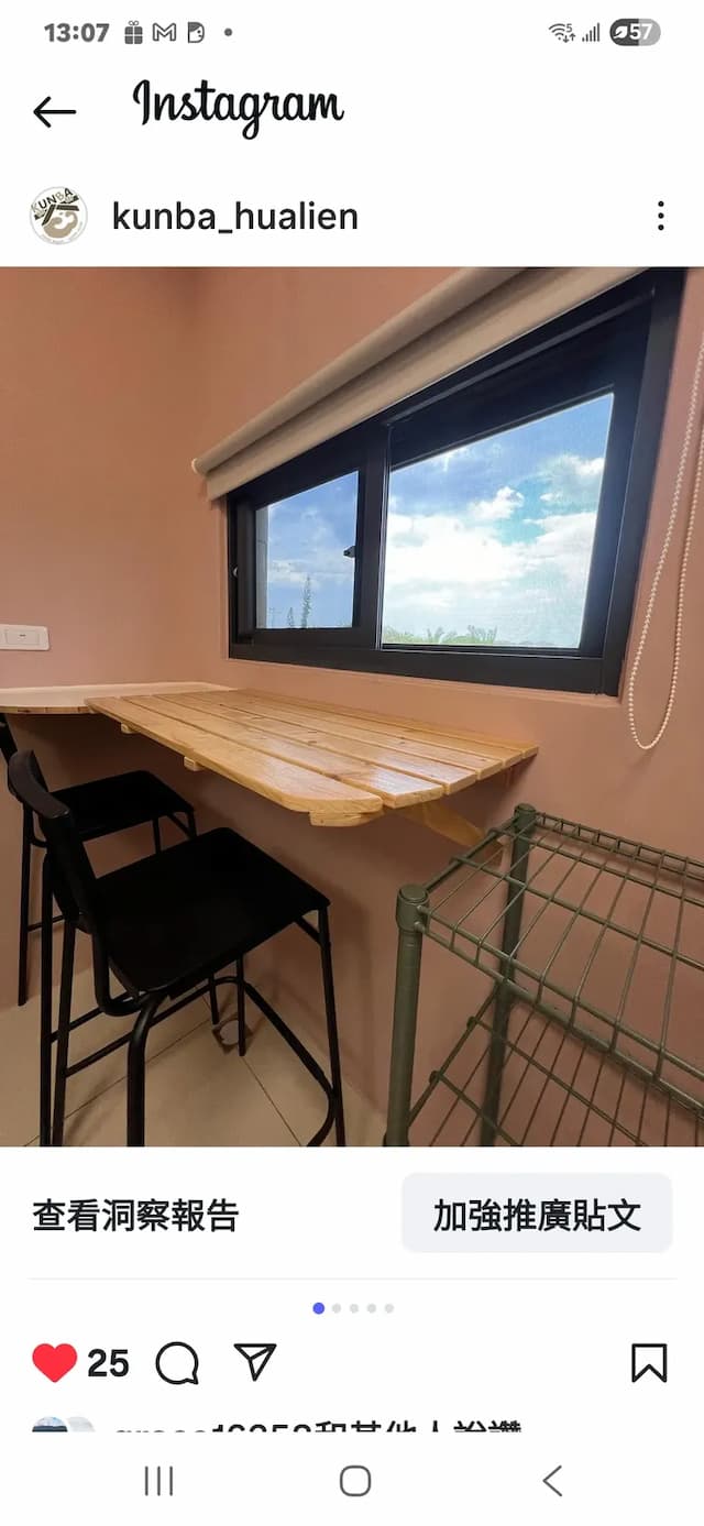 L 型木質桌面設計，空間寬敞，可擺放筆電或餐點，讓住宿更便利。