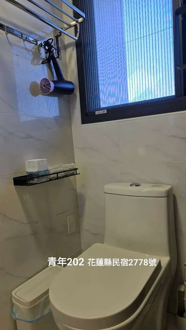 分區設計，方便多人同住使用，並提供熱水淋浴。