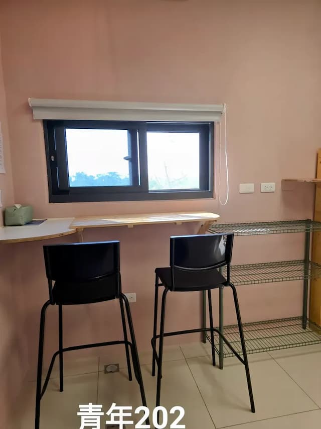 雙人座書桌，面向窗外採光良好，適合閱讀、工作或用餐。