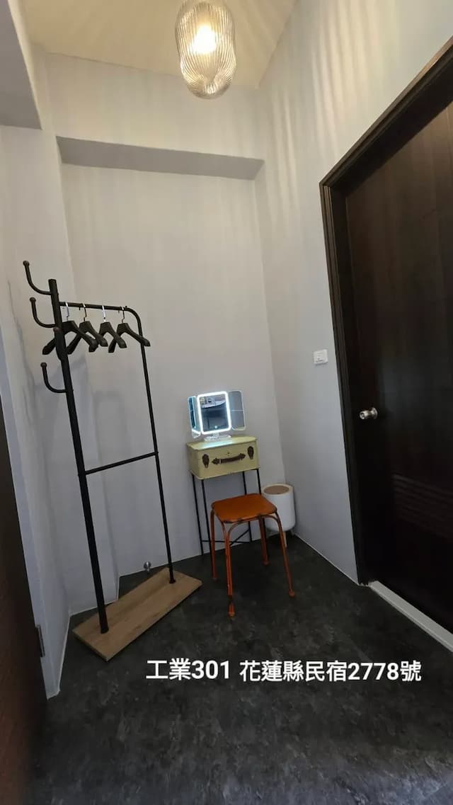 簡約掛衣架與化妝鏡台