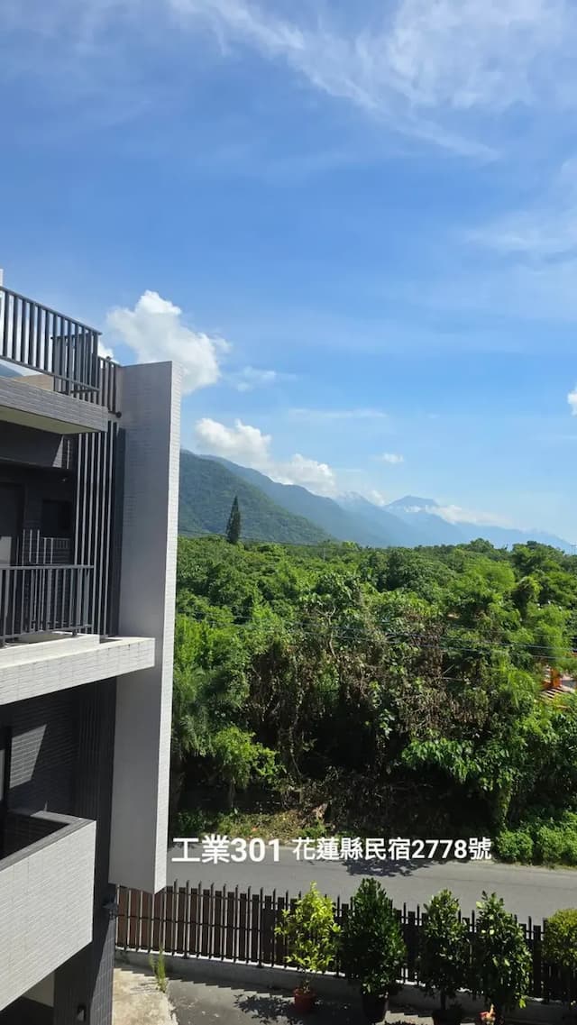 陽台遠眺中央山脈美景