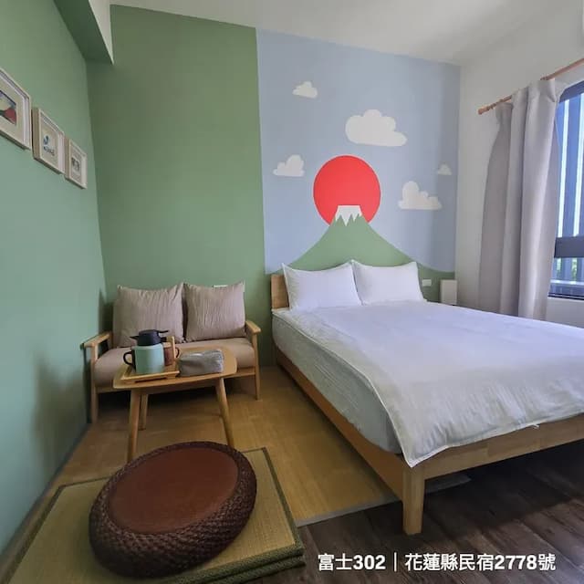 富士山主題牆雙人房｜簡約日式氛圍，搭配舒適雙人床與沙發茶几