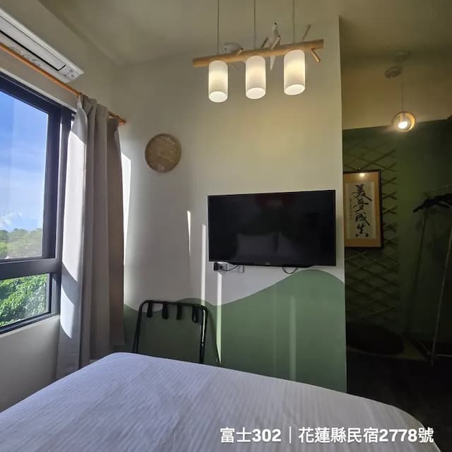 自然採光與壁掛電視｜大片窗景引入陽光，享受放鬆時光