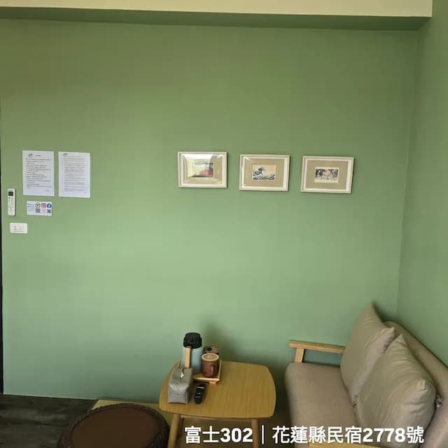 溫馨掛畫牆面｜簡約綠牆搭配掛畫，空間舒心宜人