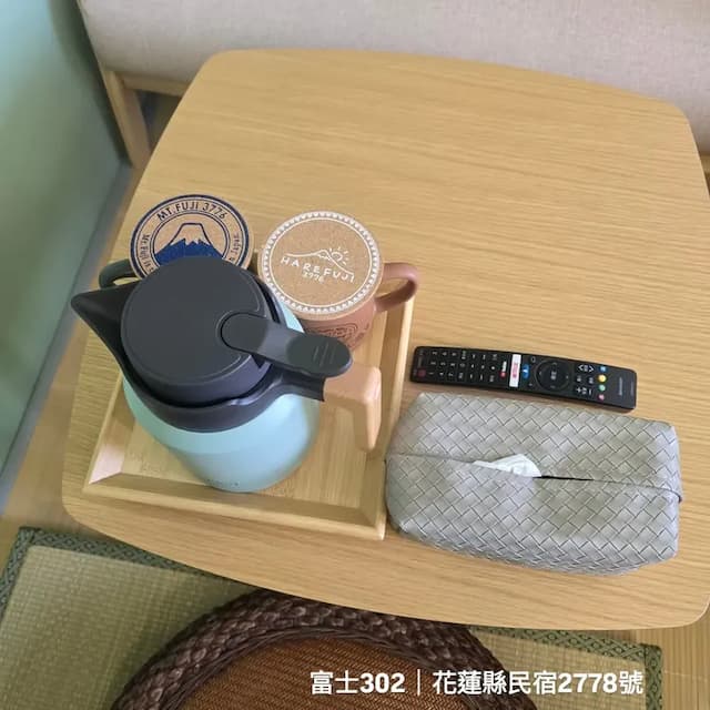 茶具與貼心備品｜附熱水壺、馬克杯、茶包與遙控器，方便使用