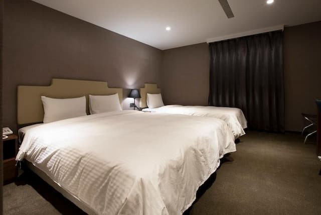 Noble Hotel-Basic triple room-1