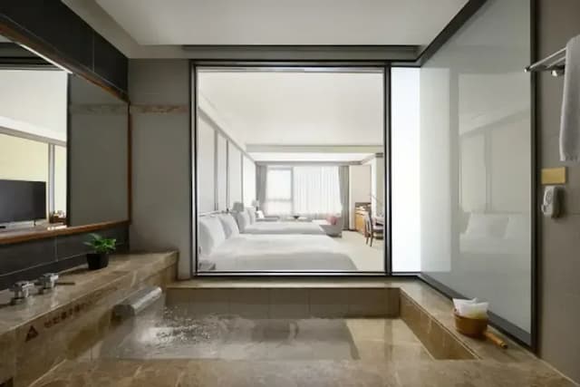 Evergreen Resort Hotel (Jiaosi)-2026 Deluxe Family Room ｜Room Only-1