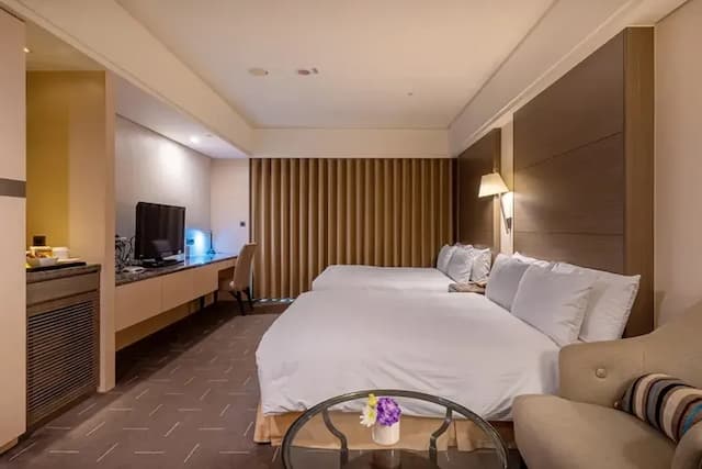 CHECK inn SELECT Taichung Dadun-Classic Quadruple Room-room only-4