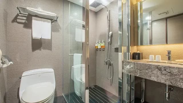 CHECK inn SELECT Taichung Dadun-Classic Quadruple Room-room only-8