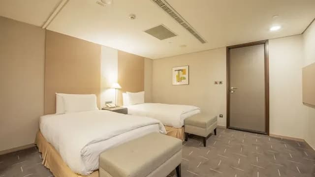 CHECK inn SELECT Taichung Dadun-Standard Twin Room (No Windows)-room only-4