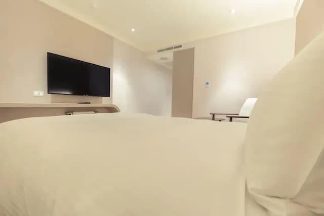 台南大飯店｜贈送小點心-精巧無窗雙人床（1大床）-含早餐-2