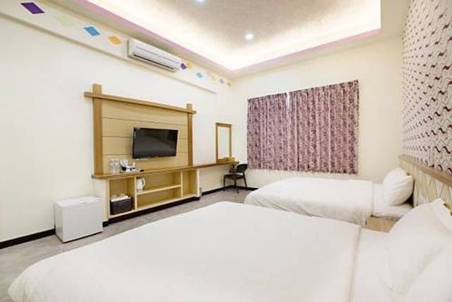 Yijun Homestay-Quadruple Room with 2 extra large double beds-2