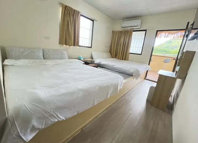 榻榻米山景陽台四人房