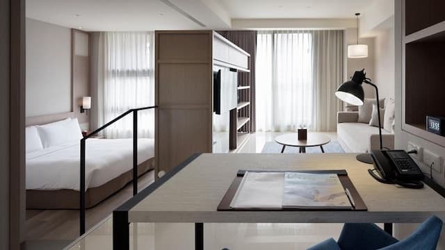 Jolley Hotel-Deluxe Room (One Big Bed)-1