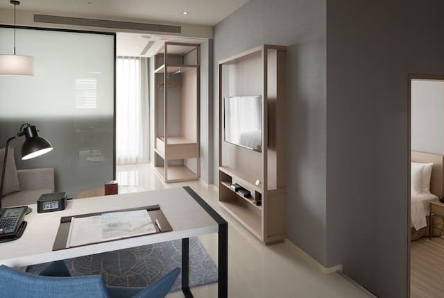 Jolley Hotel-Corner Suite (one big bed and one small bed)-4