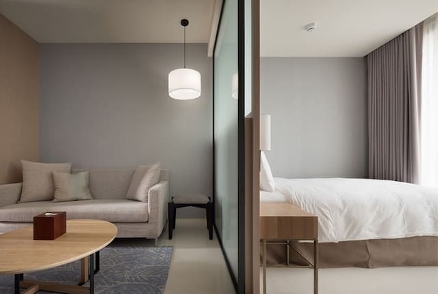 Jolley Hotel-Corner Suite (one big bed and one small bed)-2