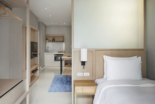 Jolley Hotel-Corner Suite (one big bed and one small bed)-3